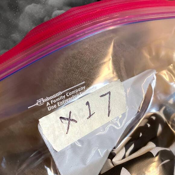 J. Crew 365 Abstract Black & White Cropped Faux Silk Blouse Size 4 - Picture 10 of 10